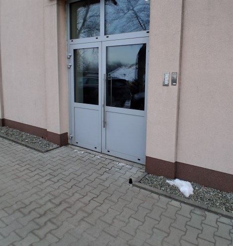wejście zabezpieczone domofonem