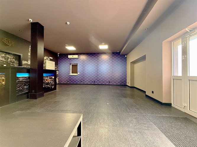 budynek usługowy z dużym parkingiem | centrum Oświ