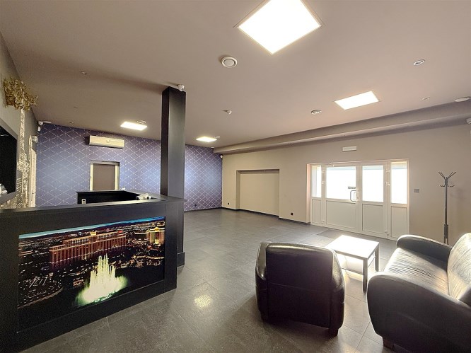 budynek usługowy z dużym parkingiem | centrum Oświ